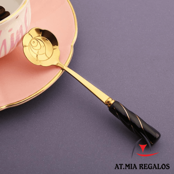 Set de Cucharas Chicas Doradas Mango Cerámico Corto Diseño Flores 13cm x6 - Imagen 2
